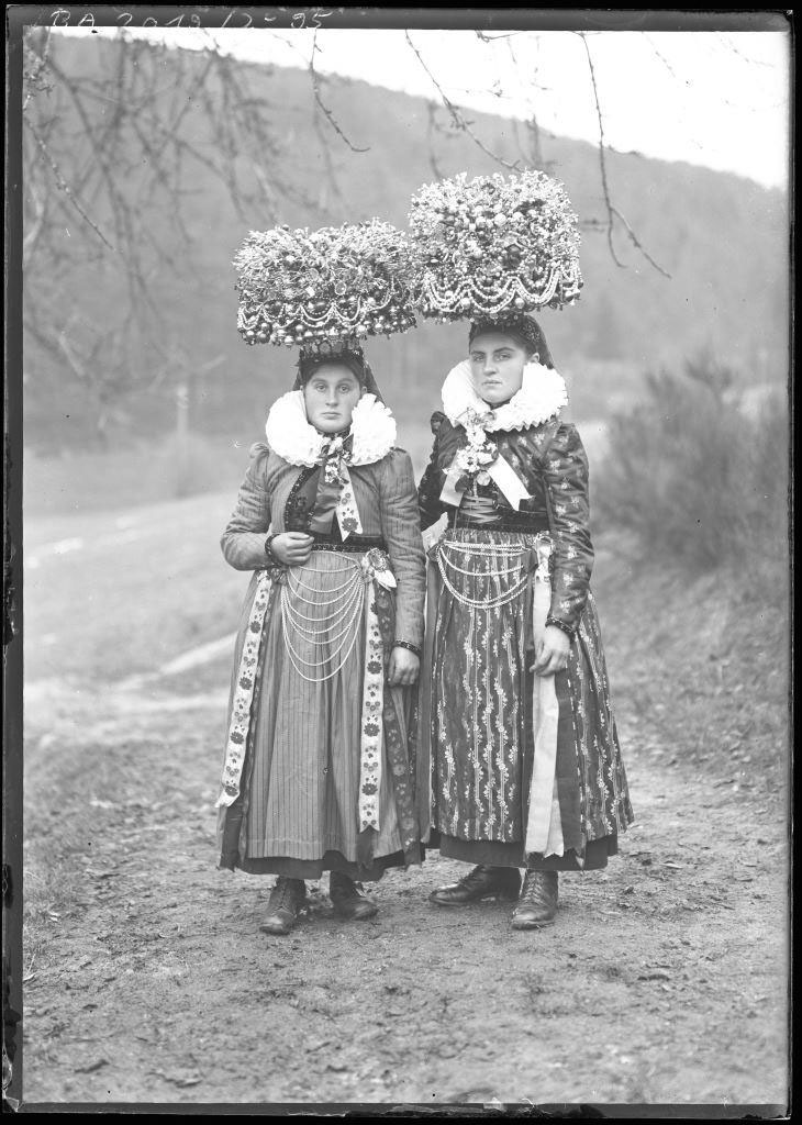 Schönpertenkappen aus dem Schwarzwald als Heiratstracht. BauFachForum, Baulexikon Wilfried Berger