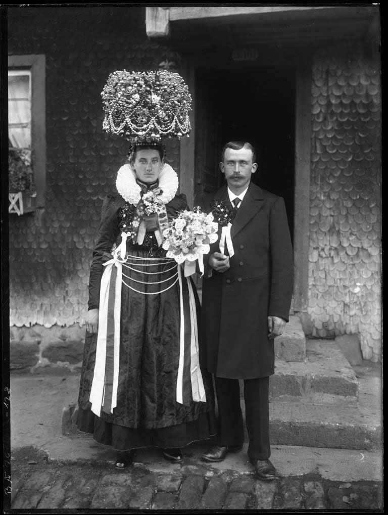 Schönpertenkappen aus dem Schwarzwald als Heiratstracht. BauFachForum, Baulexikon Wilfried Berger