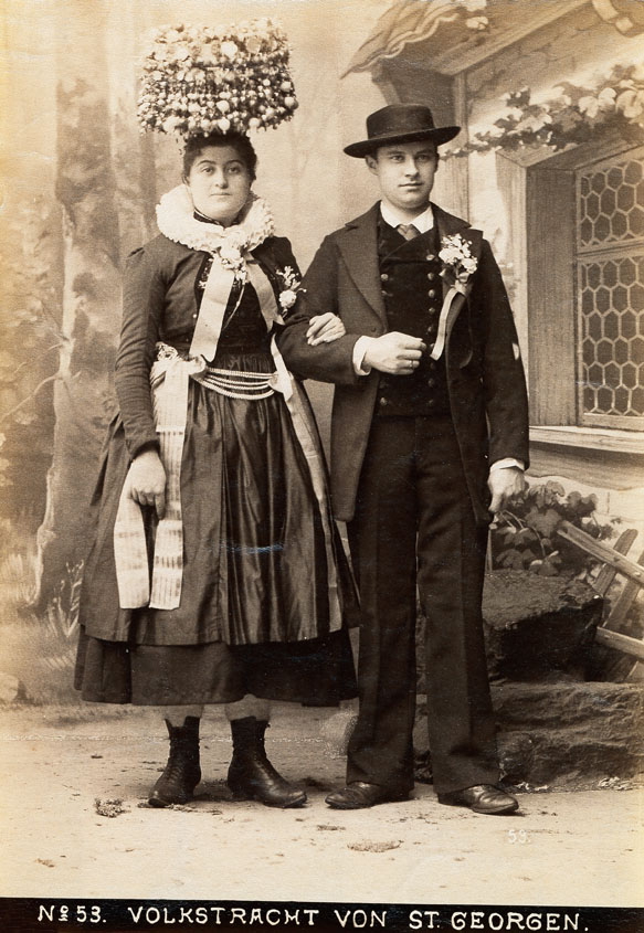 Schönpertenkappen aus dem Schwarzwald als Heiratstracht. BauFachForum, Baulexikon Wilfried Berger