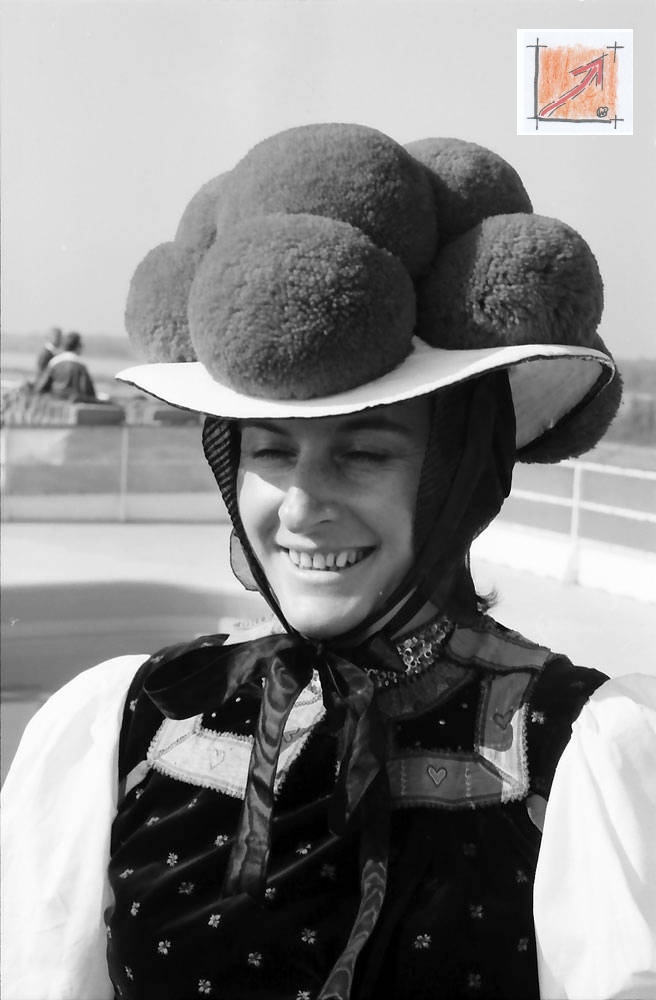 Masken Holzbildhauer Schwäbisch Alemannische Fasnet. Schwarzwaldtracht der Bollenhüte. BauFachForum, Baulexikon Wilfried Berger Masken Holzbildhauer Schwäbisch Alemannische Fasnet. Schwarzwaldtracht der Bollenhüte. BauFachForum, Baulexikon Wilfried Berger