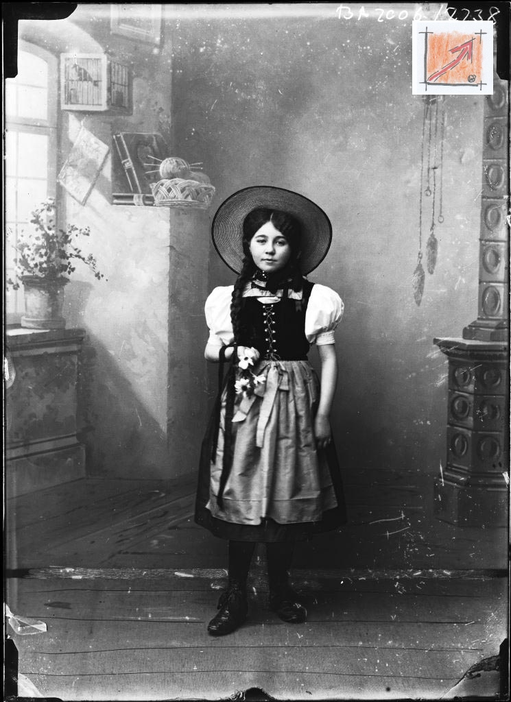 Masken Holzbildhauer Schwäbisch Alemannische Fasnet. Schwarzwaldtracht der Bollenhüte. BauFachForum, Baulexikon Wilfried Berger Masken Holzbildhauer Schwäbisch Alemannische Fasnet. Schwarzwaldtracht der Bollenhüte. BauFachForum, Baulexikon Wilfried Berger