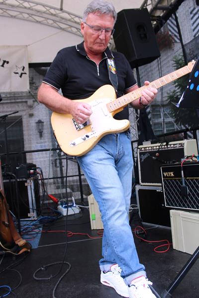 Ein Könner an den Saiten wenn es um schwierige Solostücke und Riffs geht.
