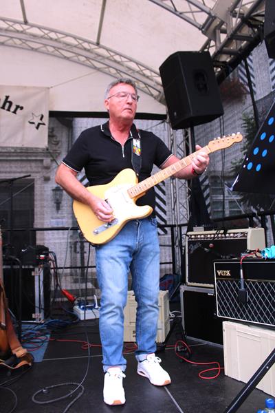 Ein Könner an den Saiten wenn es um schwierige Solostücke und Riffs geht.