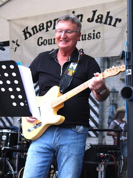 Ein Könner an den Saiten wenn es um schwierige Solostücke und Riffs geht.