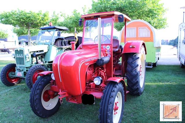 Frontansicht eines restaurierten Porsche Diesel Super N 308 Traktors in klassischem Porsche-Rot mit installierter Fahrerkabine.