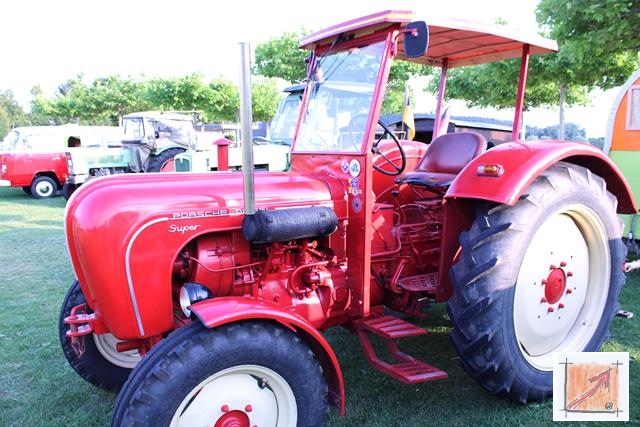 Porsche Traktor von der Seite: Das Triebwerk zeigt die robuste Bauweise und die für Porsche typische Einzelzylinder-Anordnung zur besseren Wartungsfreundlichkeit.