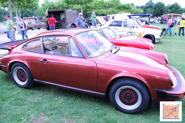 Roter Porsche 911 Carrera mit klassischem Heckspoiler; die Konstruktion dient der Optimierung der Aerodynamik und erhöht den Anpressdruck auf der Hinterachse.