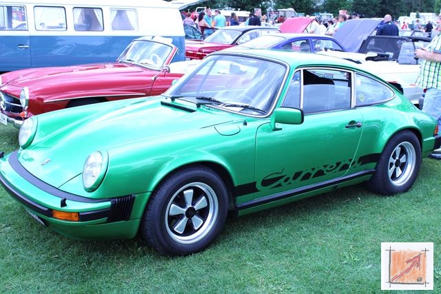 Grüner Porsche 911 Carrera; die Bezeichnung „Carrera“ erinnert an die legendäre Carrera Panamericana, ein mexikanisches Langstreckenrennen der 50er Jahre.