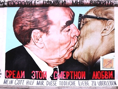 Bruderkuss:
Das berühmte Bruderkuss-Graffito an der Berliner Mauer zeigt Erich Honecker und Leonid Breschnew in einer innigen Umarmung als Symbol der sozialistischen Solidarität.
