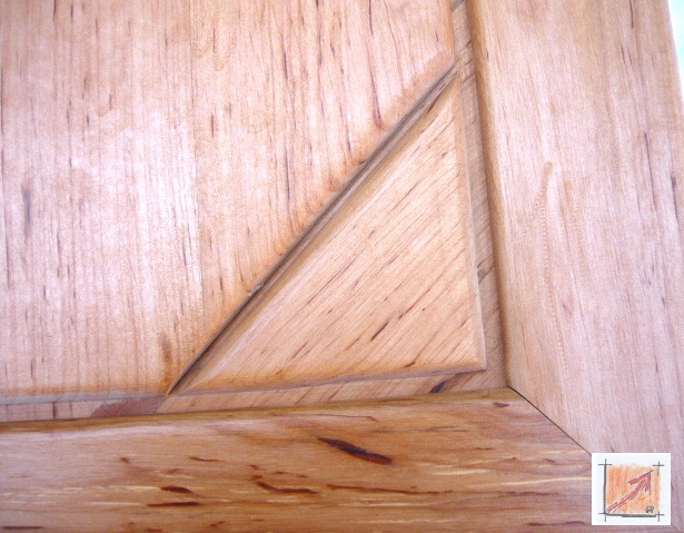 Füllungen, Rahmenbau: Gebeizte und gekalkte Eiche als Füllung mit Desigen-Ecken diagonal. Wir erkennen, dass alleine aus der Holzauswahl ein bestehend gleiches Desigen mit der Holz-Textur alleine zum Design werden kann.