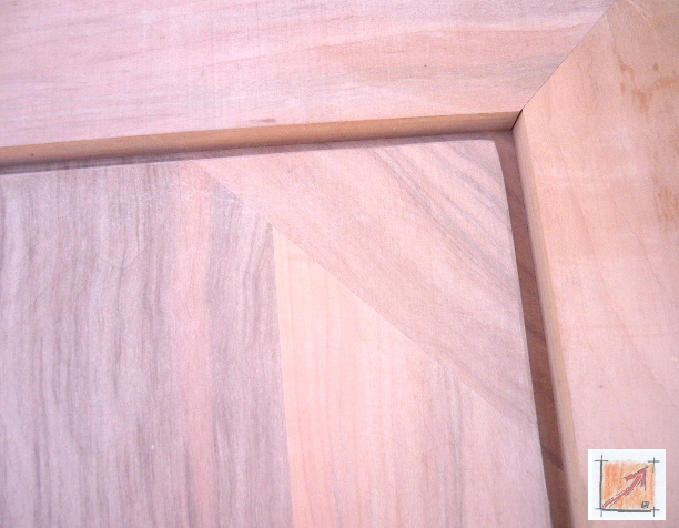 Füllungen, Rahmenbau: Eine wesentliche vereinfachung ist es im massiven Ragmenbau, wenn wir auf abgesperrte Plattenmaterialien bei den Füllungen gehen können und diese mit Furnieren furnieren können. Damit haben wir dann die Sicherheit, dass das Produkt rissfrei bleibt. 