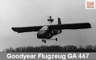 Eine historische Schwarz-Weiß-Aufnahme des Goodyear-Leichtflugzeugs GA-447 während des Landeanflugs. Das Bild zeigt das filigrane Fluggerät kurz vor dem Aufsetzen, ein Produkt der Luftfahrtsparte, die massiv von den nach 1945 beschlagnahmten deutschen Forschungsunterlagen zur Leichtbauweise profitierte.