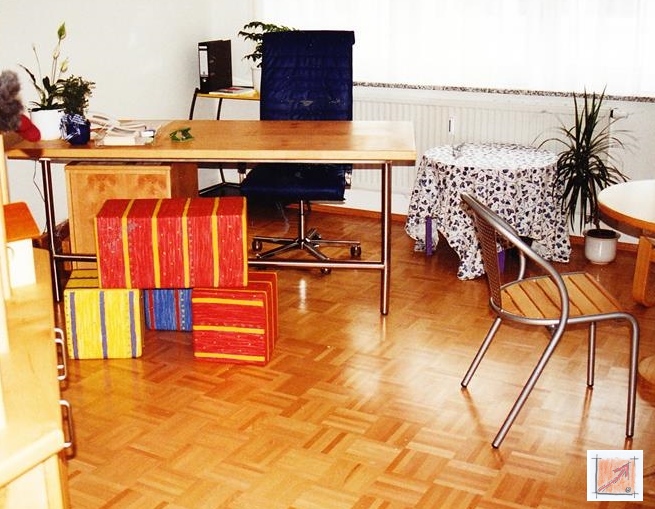 Möbel Kinderpsychiatrie: Bei einem solchen Auftrag müssen klaren Grenzen gesetzt werden. Was zum Arbeitsbereich der Therapeuten gehört ist die Gebrauchstauglichkeit die Arbeitsfunktion. Die Kinder sitzen allerdings auf weichen Bauklötzen bei denen Sie ihre Unruhe im Material ausgleichen können.  