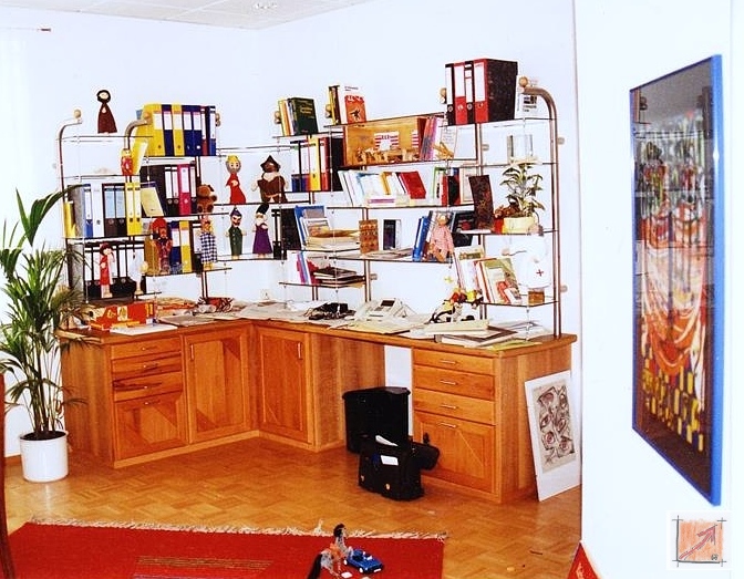 Möbel Kinderpsychiatrie: Wir erkennen berits aus dem Arbeitsbereich der Psychologi, dass wir hier nicht den Standart eines Wandregals gewählt haben, bei dem ein Brett über dem anderen angereiht ist. Rit haben hier frei schwingende Regale gewählt, die an einem Drahtseil aufgehängt sind. Bewusst soll hier nicht eine Symetrie ausgedrückt werden. 