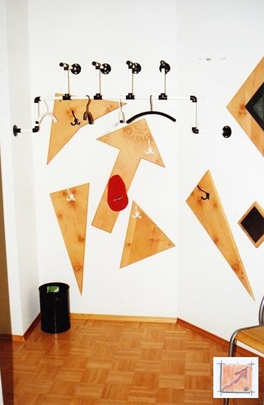 Möbel Kinderpsychiatrie: Würden wir in einem Empfang mit einer solchen Garderobe konfrontiert werden würden, würde unser Blutdruck nach oben schnellen. Für Kinder mit Störungen durch die Umwelt beruhigt ein solcher Empfang bereits vor dem Eintreten in das Therapiezimmer. 