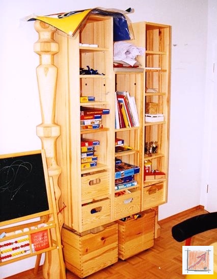 Möbel,Kinderpsychiatrie: Kontrolliertes Chaos! Wir erkennen, dass das Möbel selber im goldenen schnitt geradelinig gebaut wurde. Die eigenart für diese Kinderpraxis ist die, dass das Regal an gedrechselten Säulen hängt, die unregelmäßige, aus dem Goldenen Schnitt genommenen und gedrechselten Formen aufteigen. Das Ergebnis soll sein, die Kinder aus dem Chaos in die Realität zu bringen.