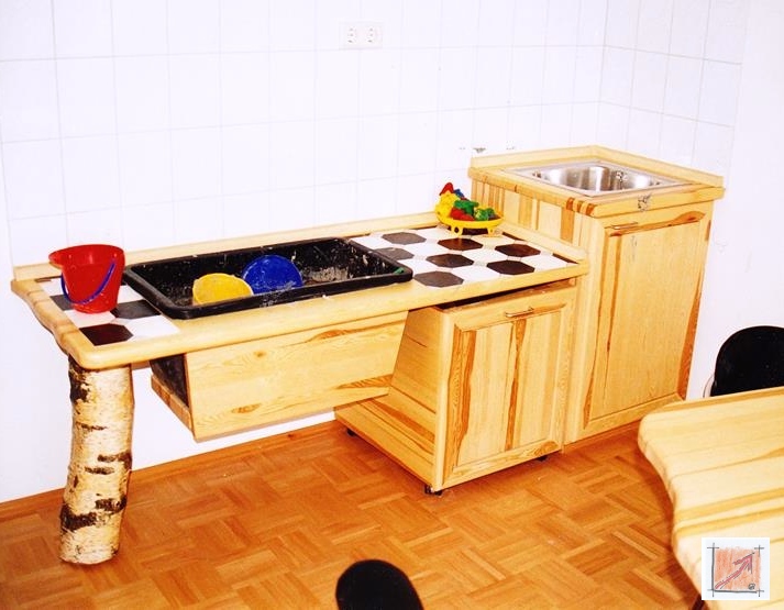Möbel, Kinderpsychiatrie: ein immer wieder spannendes Thema des bauens. Was brauchen Kinder an Möbel um bauen zu können? Hier in diesem Möbel wurden den Kindern ein Sandkasten für Sandkuchen-Backen eingebaut, der aus der Natur heraus auf einem Birken-Holzstamm die Statig sicherstellt. Dazu die Kochplatten in schwarz weiß und dann eine Wasserentnahme,die die Erwachsene steuern können. 